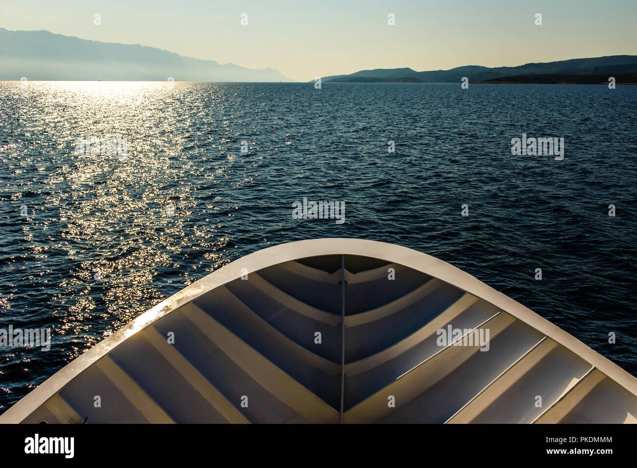 La prua di una nave che attraversa il mare Adriatico Foto Stock