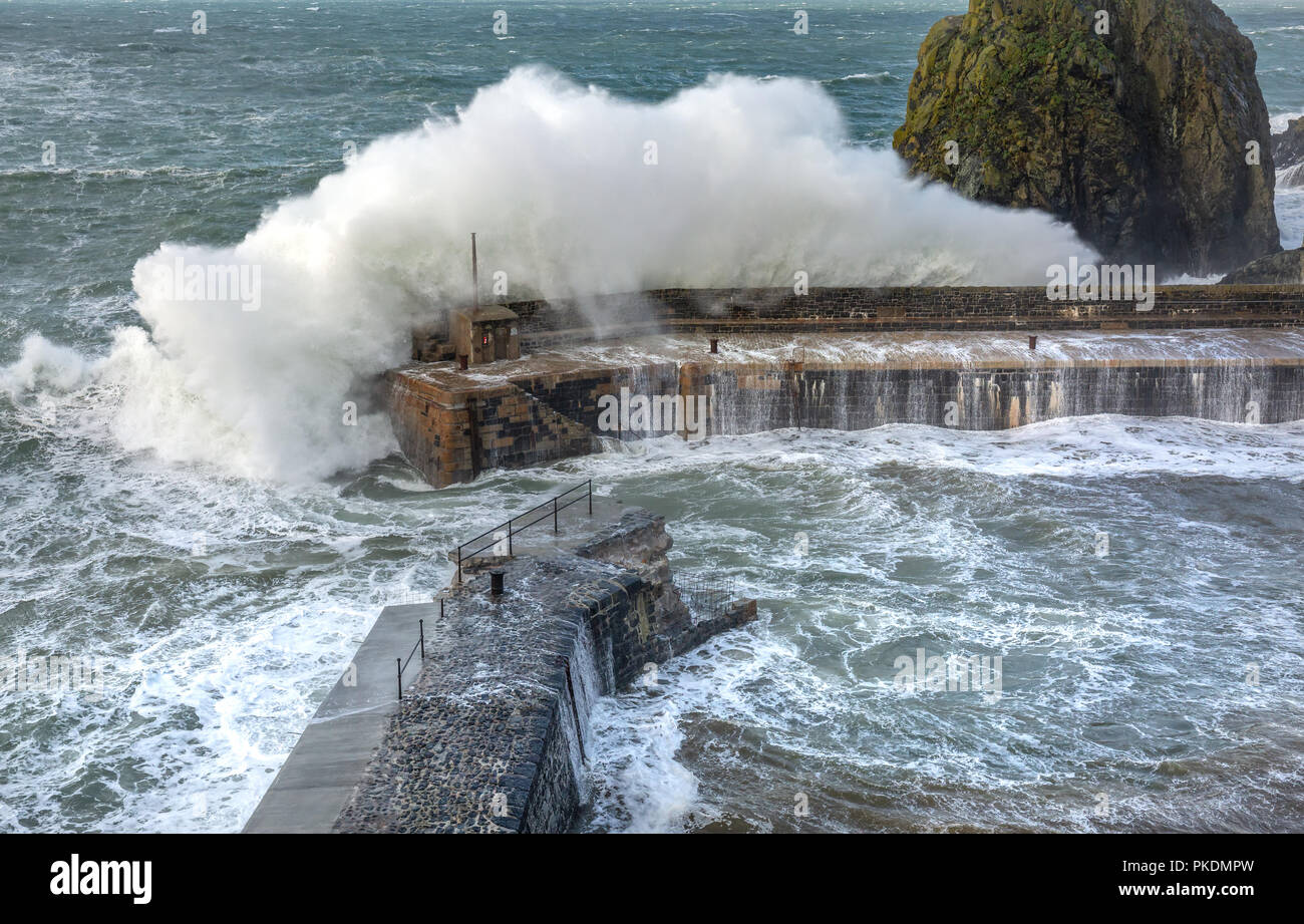 Pastella onde porto, Mullion Cove, Cornwall Foto Stock