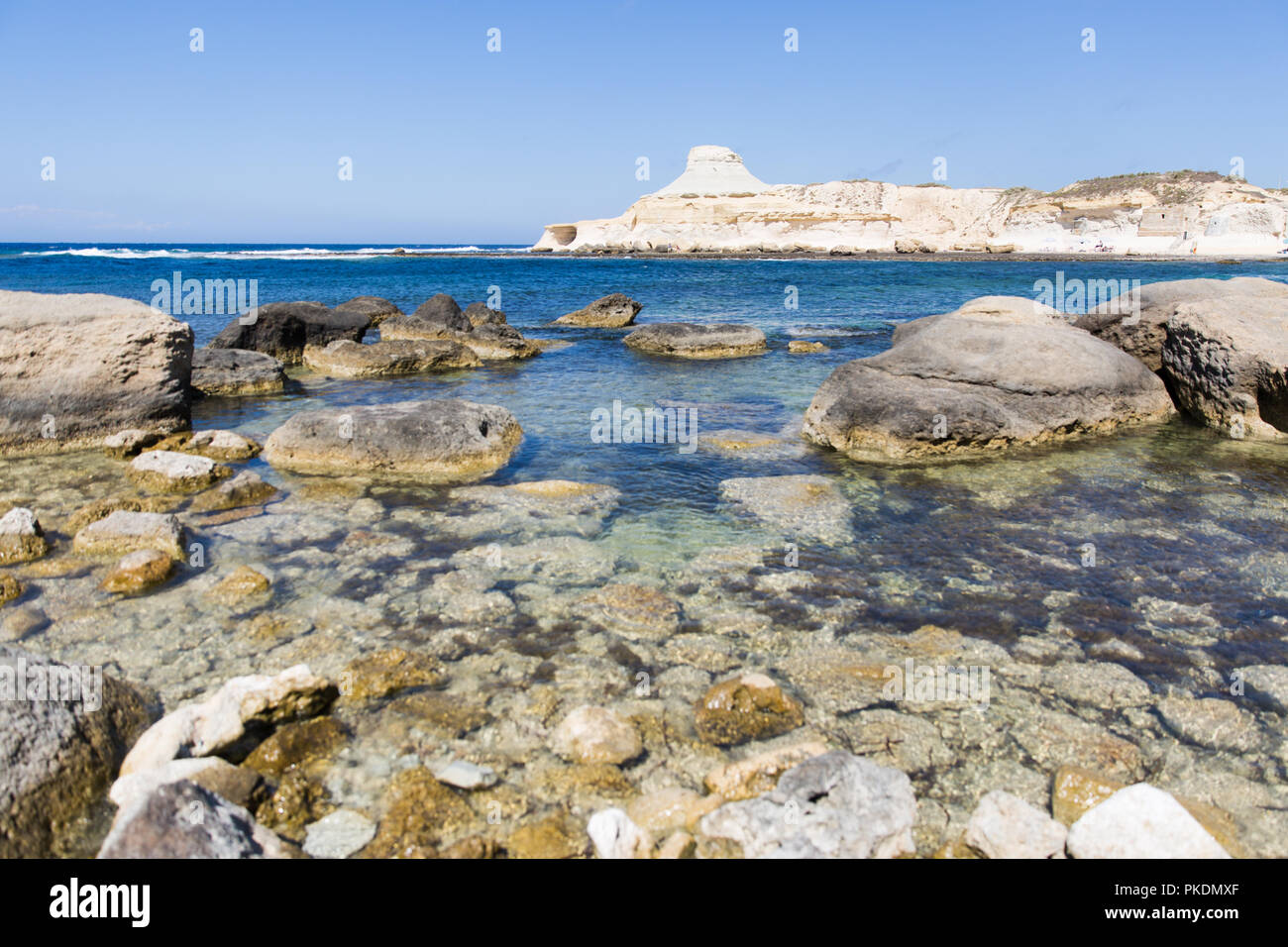 Isola di Gozo formazioni di pietra calcarea e il blu del mare in una giornata di sole Foto Stock