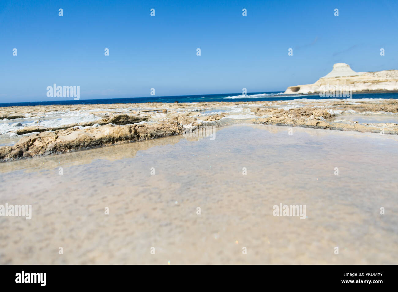 Isola di Gozo Natural Salines e formazioni di calcare Foto Stock