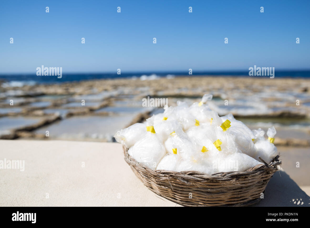 Isola di Gozo sale marino naturale cestello con Salines e mare blu in background Foto Stock