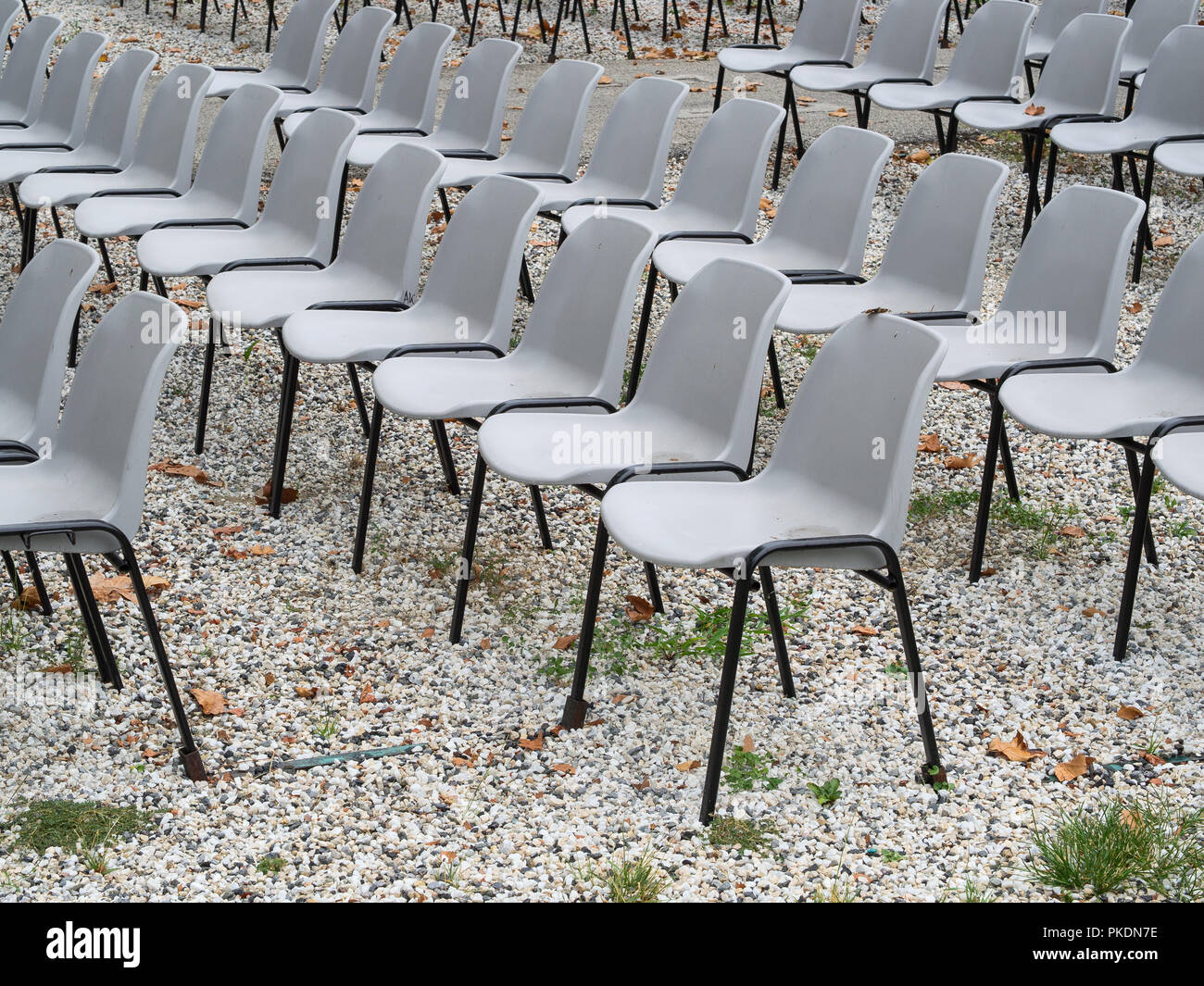 Gruppo di svuotare le sedie in plastica disposte in fila per spettacoli all' aperto in estate Foto stock - Alamy