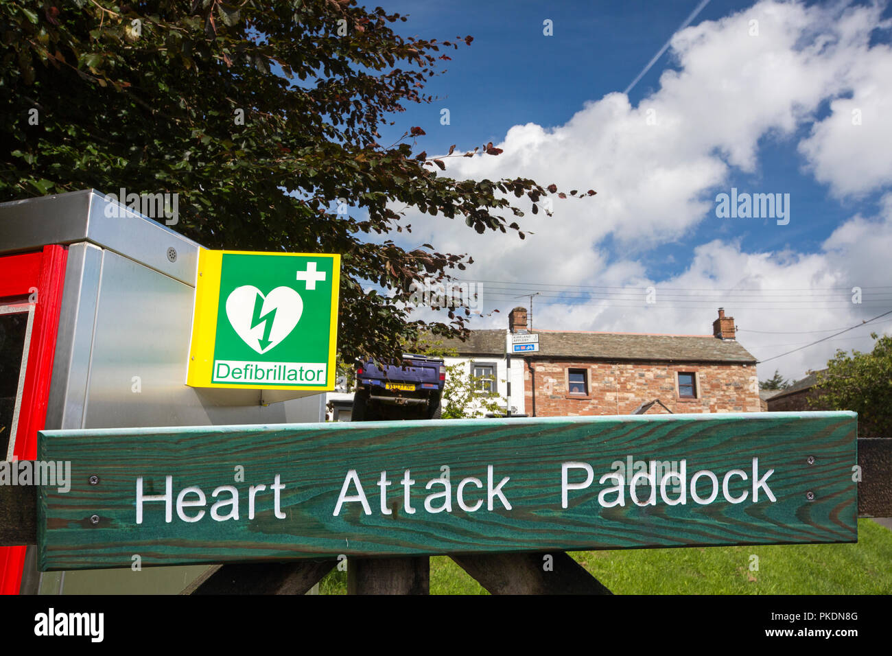 Un defibrillatore in una vecchia casella telefono nel villaggio di Skirwith, Eden Valley, Cumbria, Regno Unito. Foto Stock