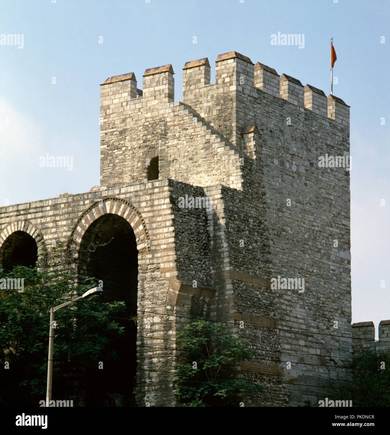 La Turchia. Di Istambul. Il Cannone Gate. Una porta per le pareti , che era importante durante l'assedio nel 1453, dove ingegnere ungherese collocato il cannone che infine demolito questa sezione della parete. Questo è anche il luogo in cui l'ultimo imperatore bizantino Costantino XI Dragases morì. Foto Stock