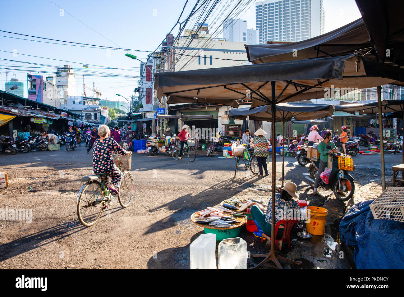 NHA TRANG, VIETNAM - 06 agosto: la mattina presto la vita sulla strada vietnamita sul mercato Agosto 06, 2018 a Nha Trang, Vietnam. Foto Stock