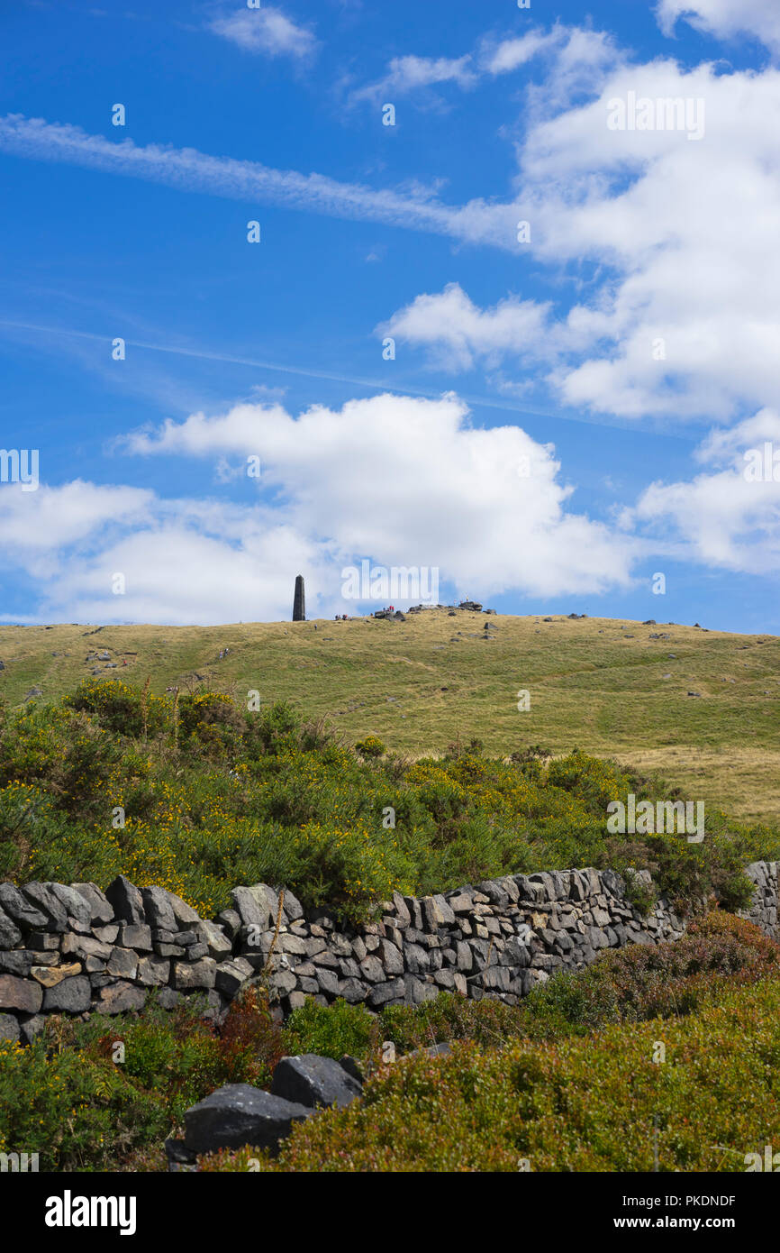 Pentole e padelle memoriale di guerra sulle colline sopra Uppermill, Greater Manchester, Regno Unito. Foto Stock
