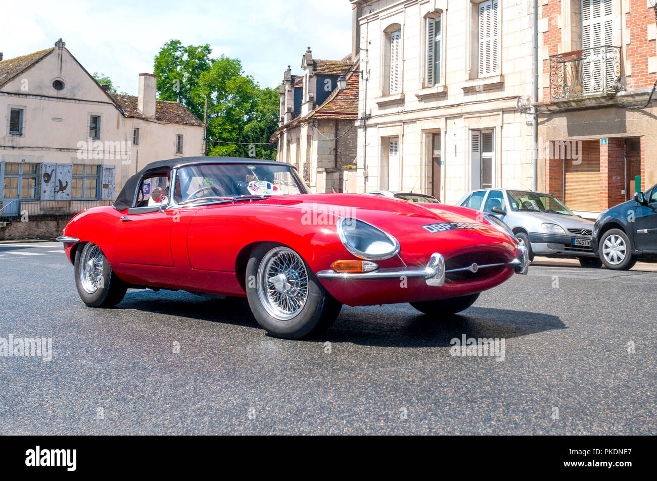 Classic E-type Jaguar la guida attraverso la città francese. Foto Stock