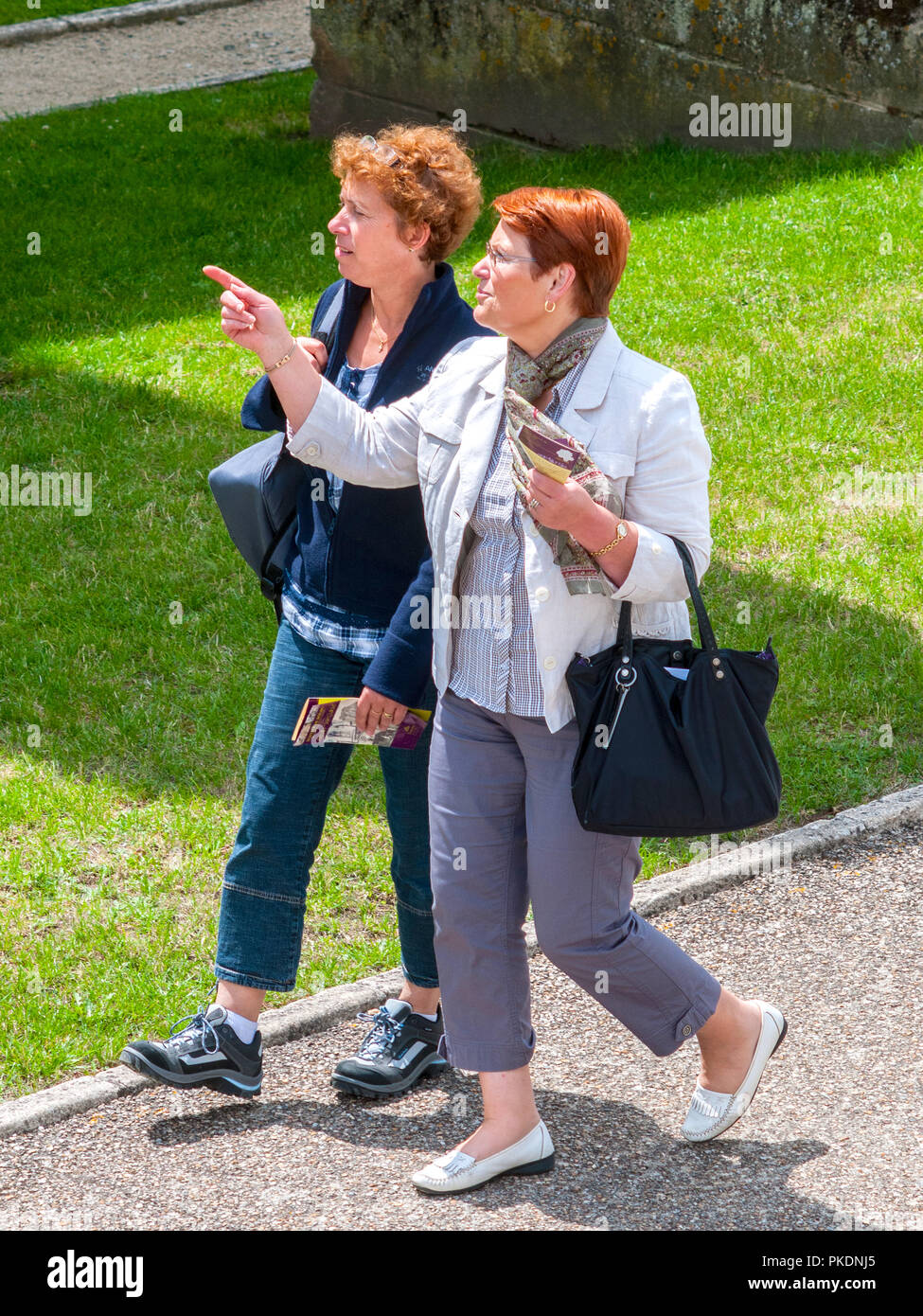 Due donne rivolto in avanti - Francia. Foto Stock
