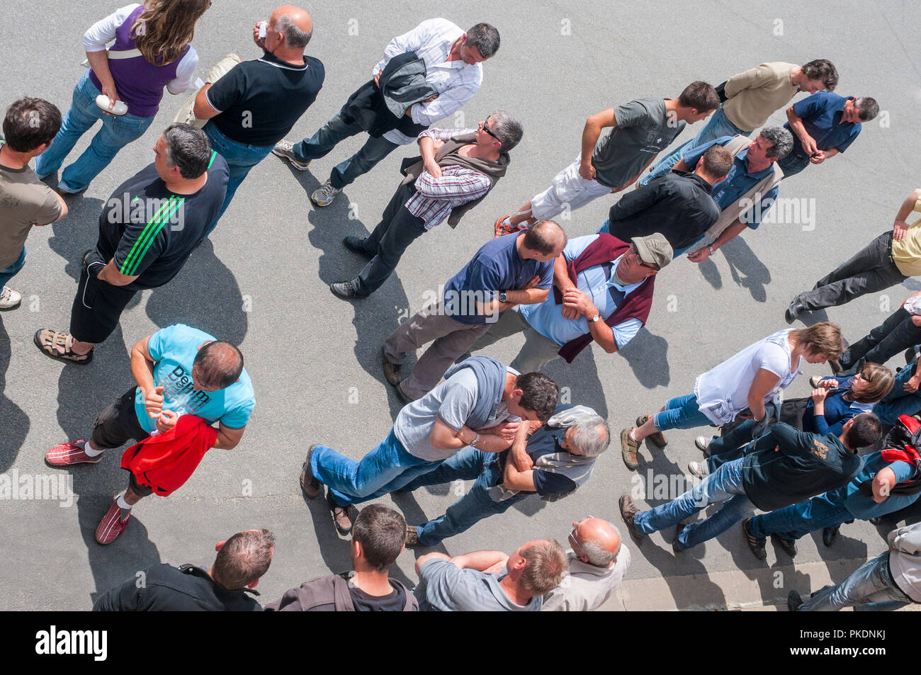 Vista aerea del grande gruppo di persone che parlano in strada - Francia. Foto Stock