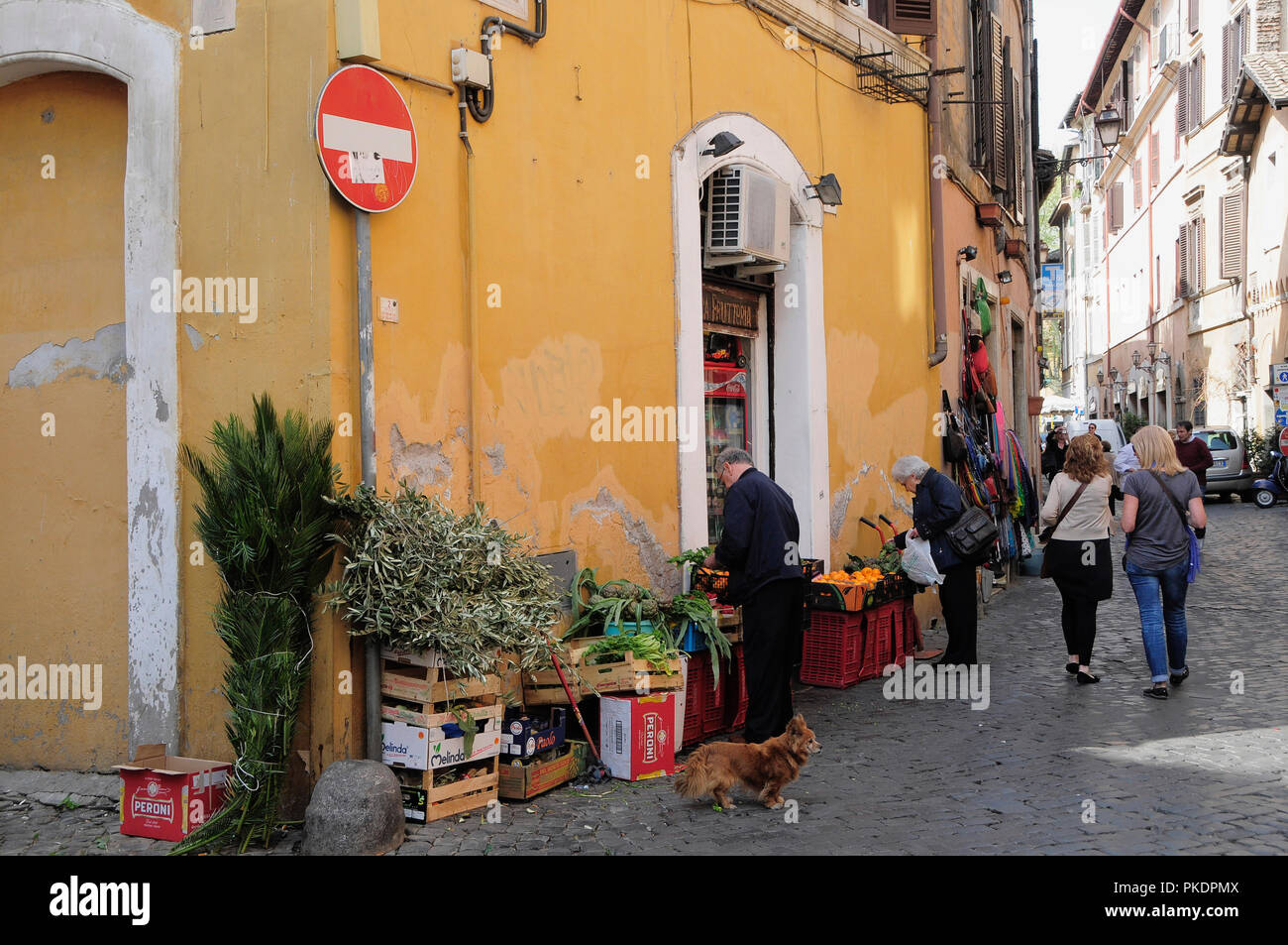 Italia Lazio Roma Trastevere, serpeggianti in giro per le strade di Trastevere. Foto Stock