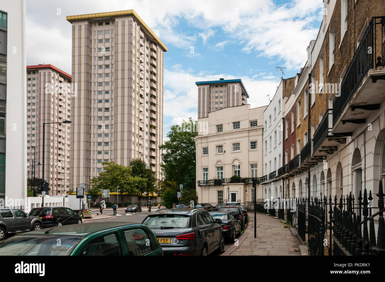 Blocchi a torre sulla piazza Ampthill estate in Camden visto alla fine di Mornington Crescent. Oxenholme, Dalehead & Gillfoot torri visibile L-R. Foto Stock