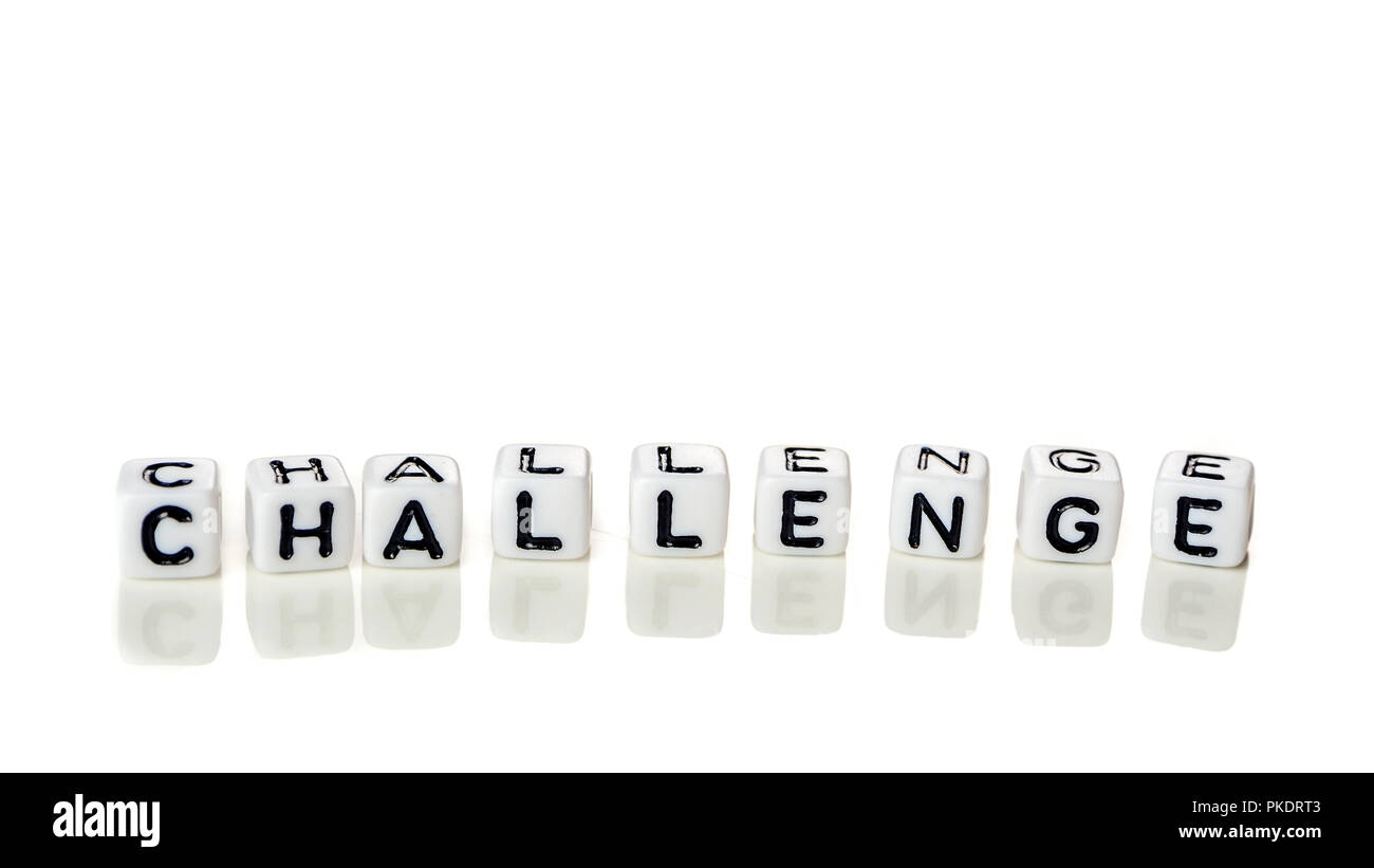 Bianco con cubetti di parola challenge, lo sviluppo personale e lo sviluppo della carriera o sfida te stesso concetto, sfondo bianco Foto Stock