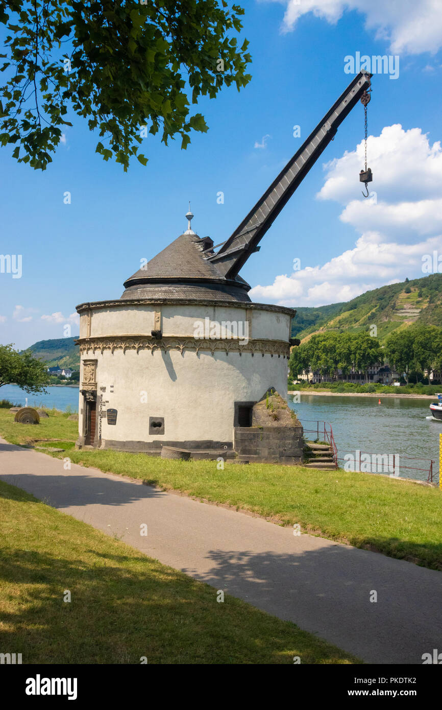 Una vecchia gru di spedizione sul fiume Reno vicino Andernach Germania Foto Stock