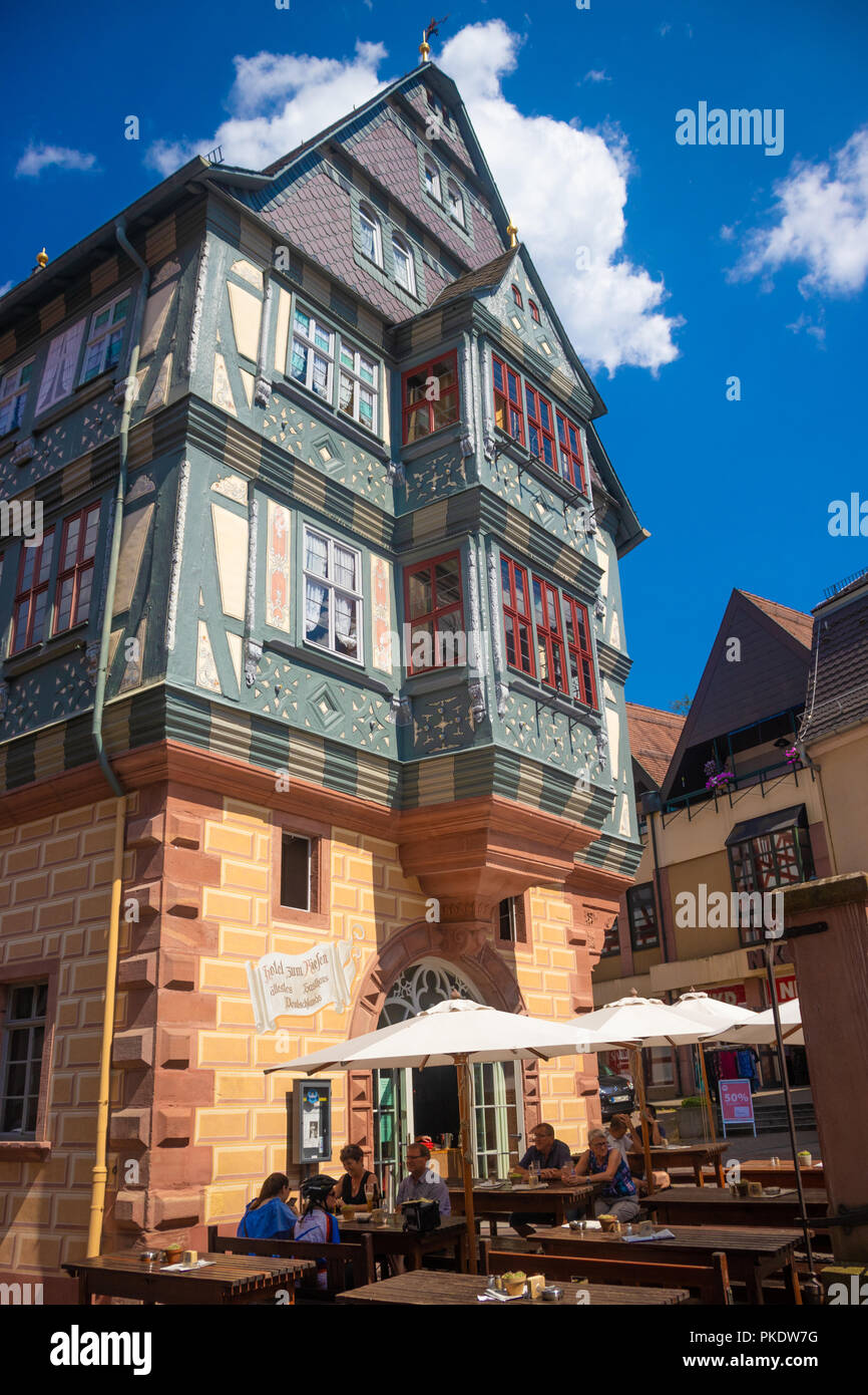 Zum Riesen (il gigante) è un hotel a Miltenberg, Germania ed è uno dei più antichi alberghi del paese, risalente ad almeno 1411 Foto Stock