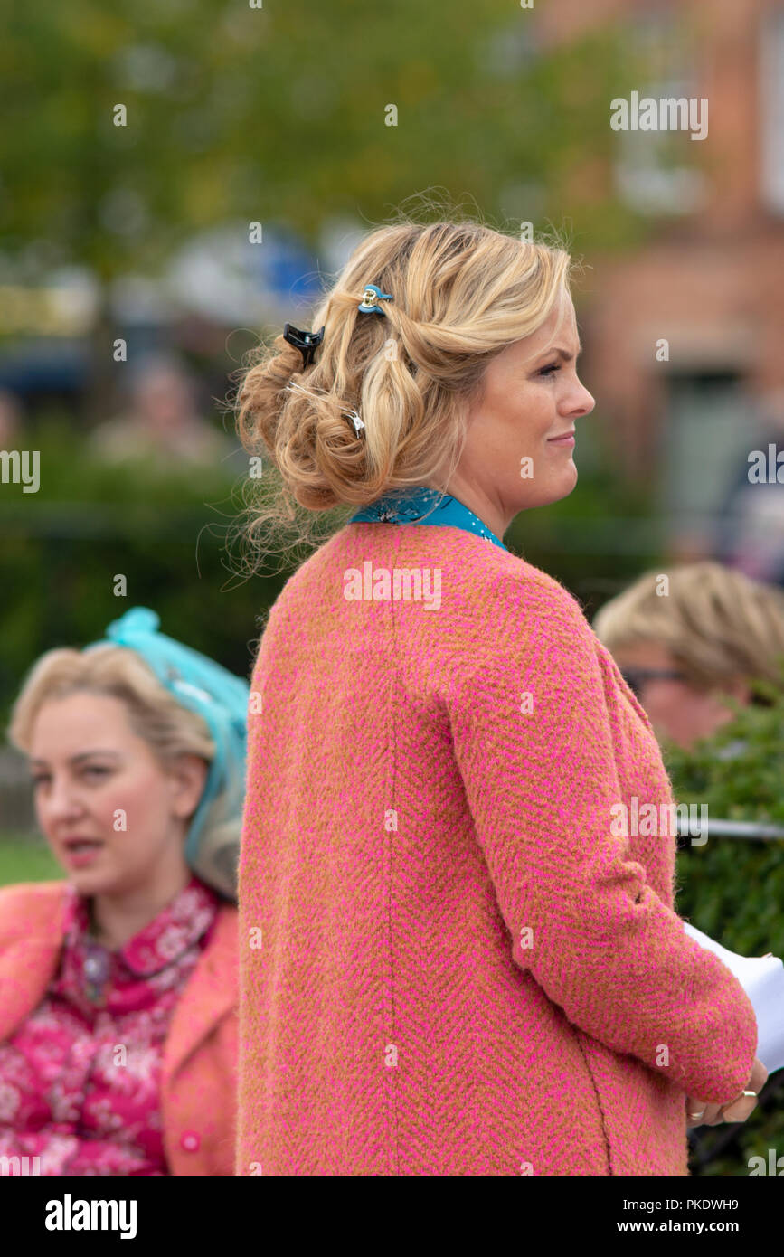 Stratford upon Avon Warwickshire England Regno Unito 12 Settembre 2018 attrice Jo Joyner chi ha interpretato il ruolo di Tanya Branning e croce in Eastenders con troupe sul Foto Stock