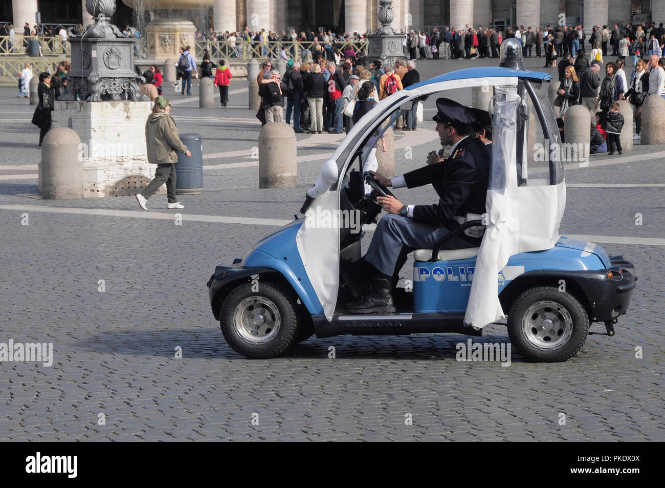 Italia Lazio Roma, Città del Vaticano, Piazza San Pietro, veicolo di polizia sulla piazza. Foto Stock