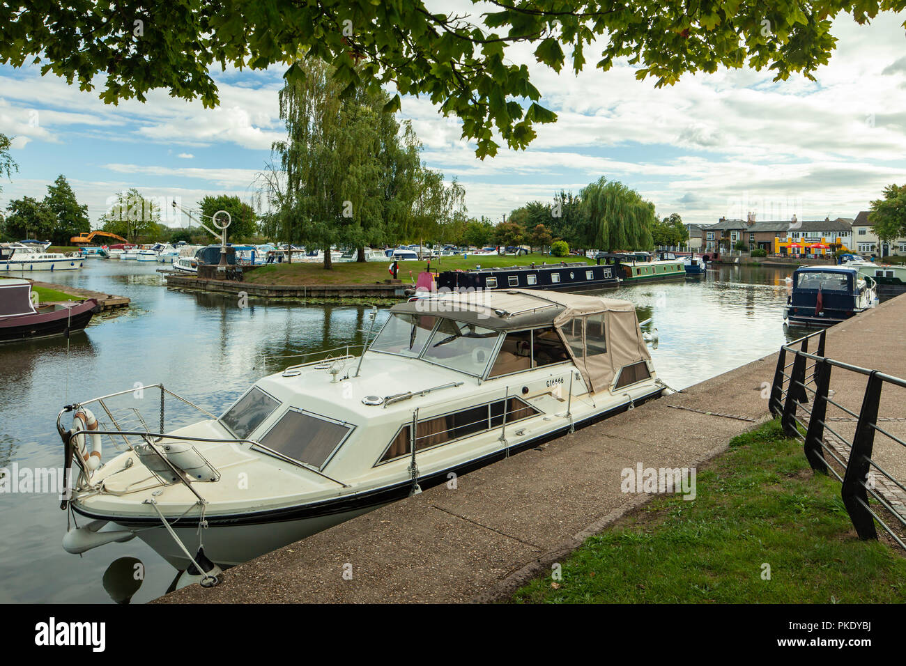 Barche sul Fiume Great Ouse a Ely, Cambridgeshire, Inghilterra. Foto Stock