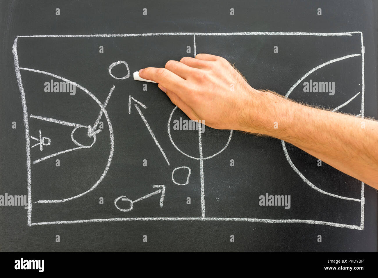 Vista dettagliata del coach di pallacanestro di disegno di strategia di gioco sul bordo nero. Foto Stock