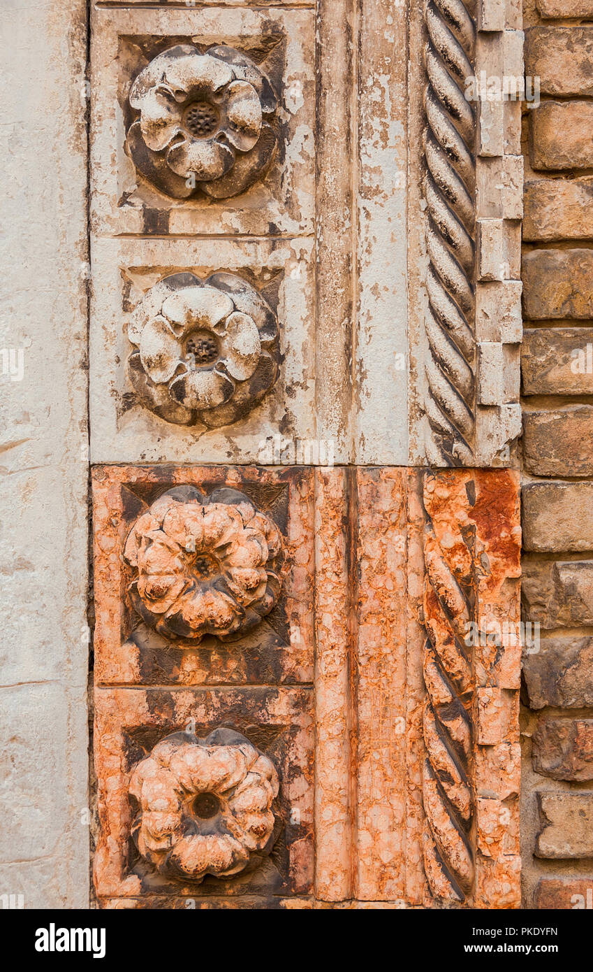 Bella dettaglio del gotico portale in marmo con rilievi di fiori da San Gregorio chiesa medievale a Venezia (XV secolo) Foto Stock