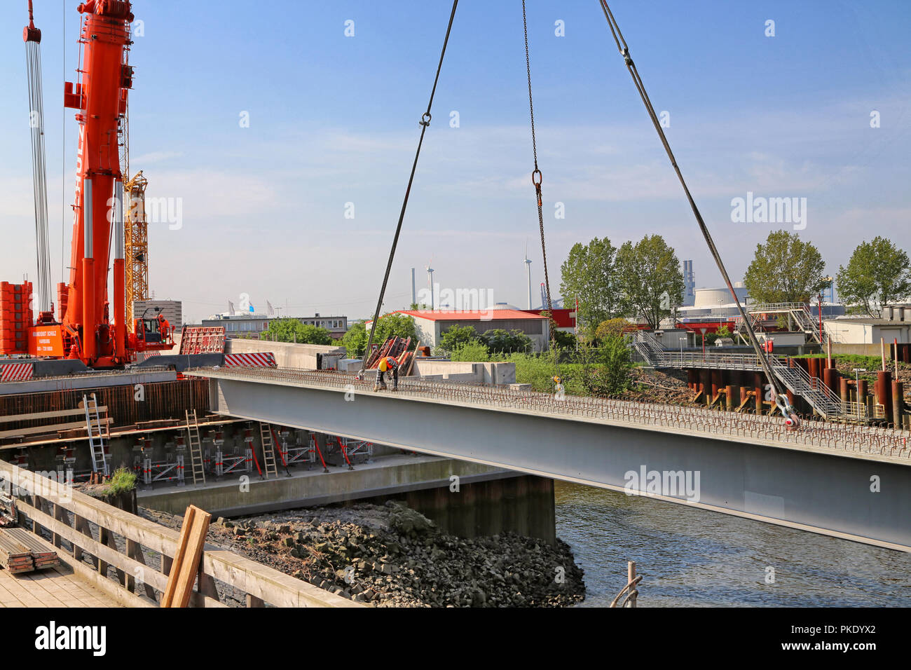 Assemblaggio di un elemento portante per il nuovo ponte rethe nel porto di Amburgo Foto Stock