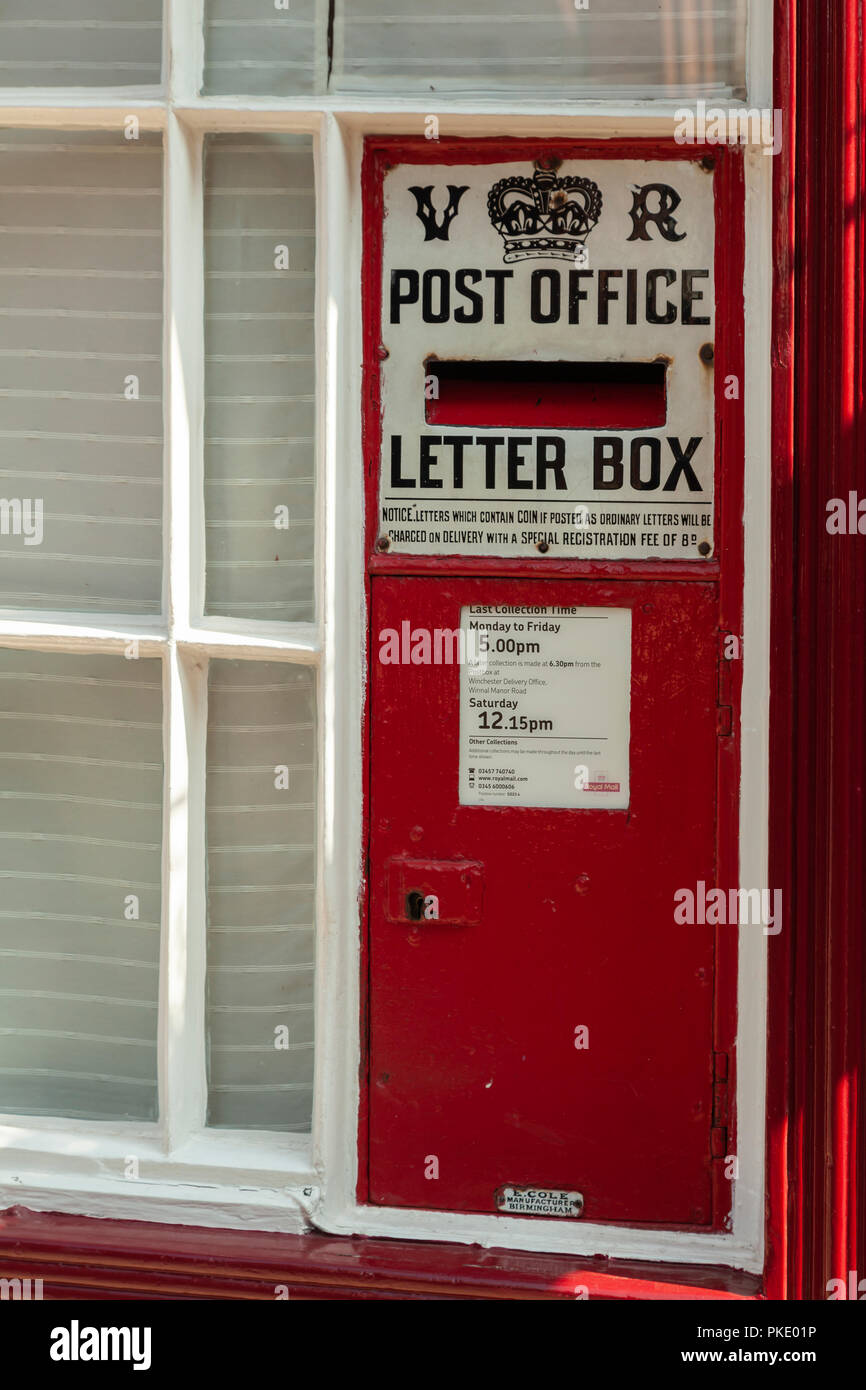 Victorian letter box in Winchester, Hampshire, Inghilterra. Foto Stock