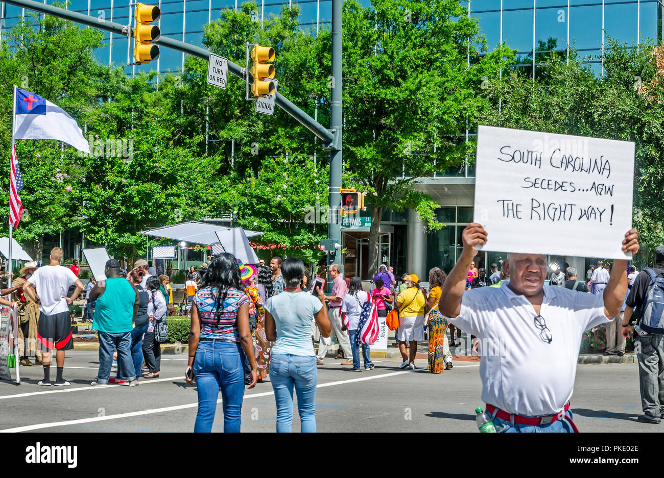 Bandiera confederate contestatori raccogliere al di fuori del Sud Carolina casa per la bandiera della rimozione, 10 luglio 2015, a Columbia nella Carolina del Sud. Foto Stock