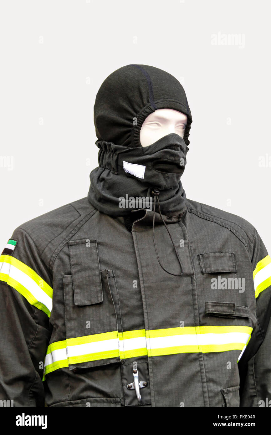 Passamontagna nero e camicia di protezione abbigliamento tecnico