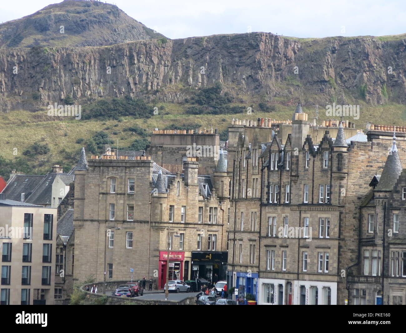 Una strada di Edimburgo vista scena guardando giù Jeffrey Street verso Salisbury Crags; grand edifici in pietra e il rosso fiammante "tentati Tattie' Foto Stock