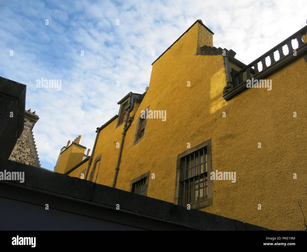 La parte esterna del museo di Edimburgo ha un sorprendente giallo rendering e gli edifici erano una volta Huntly House con origini nel XVI secolo. Foto Stock