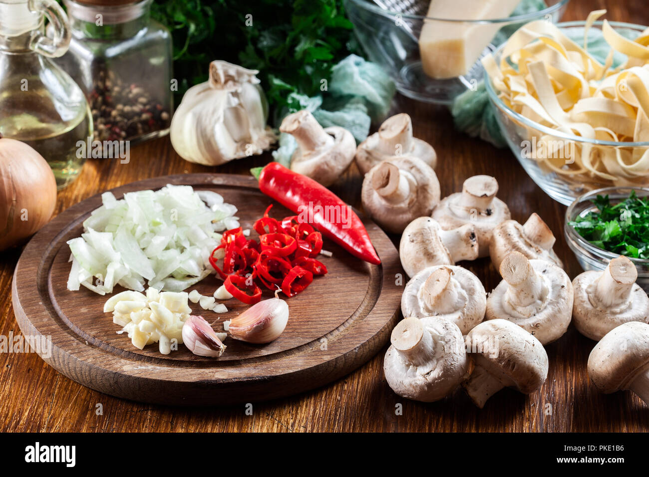 Ingredienti pronti per preparare tagliatelle con champignon in sugo di funghi Foto Stock