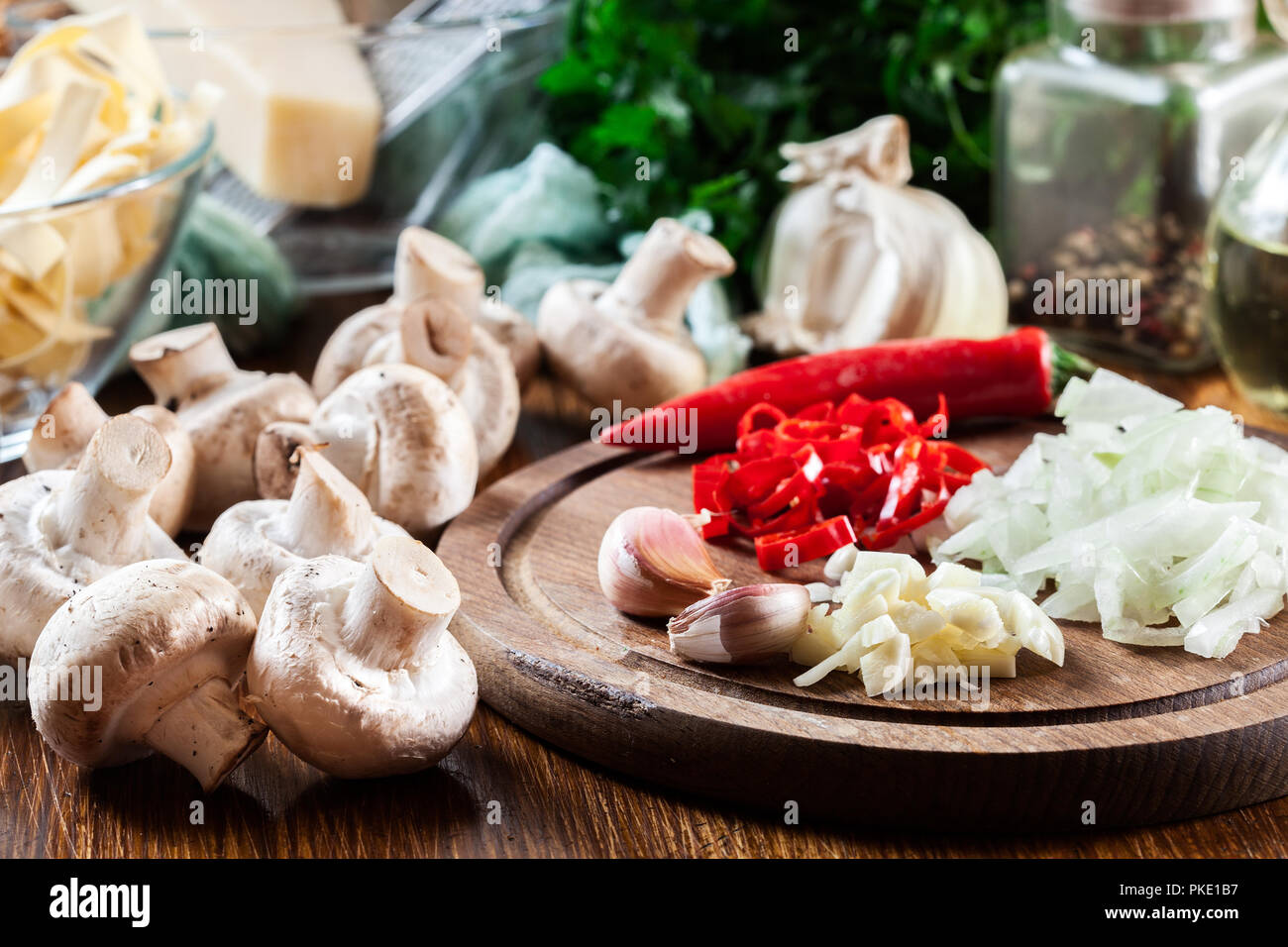 Ingredienti pronti per preparare tagliatelle con champignon in sugo di funghi Foto Stock