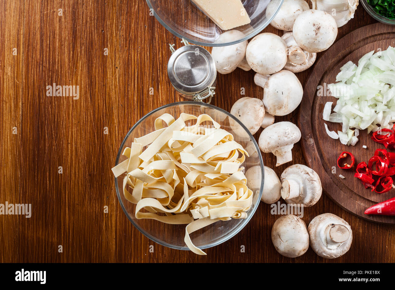 Ingredienti pronti per preparare tagliatelle con champignon in sugo di funghi. Vista superiore Foto Stock