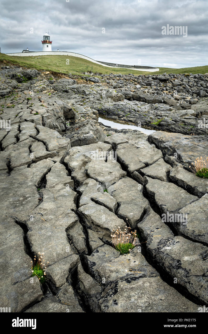 Questo mostra la strana incrinato formazione rocciosa nella parte anteriore del St. Johns Point LightHouse in Donegal Irlanda. Foto Stock