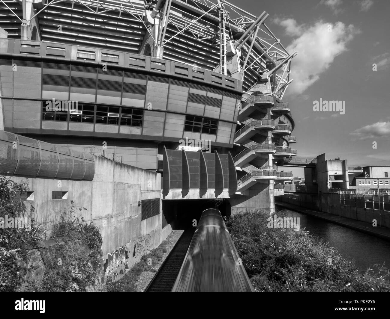 Dublino, Irlanda - Agosto 09 2017: un locale treno Dublino scende al di sotto di Croke Park. Foto Stock