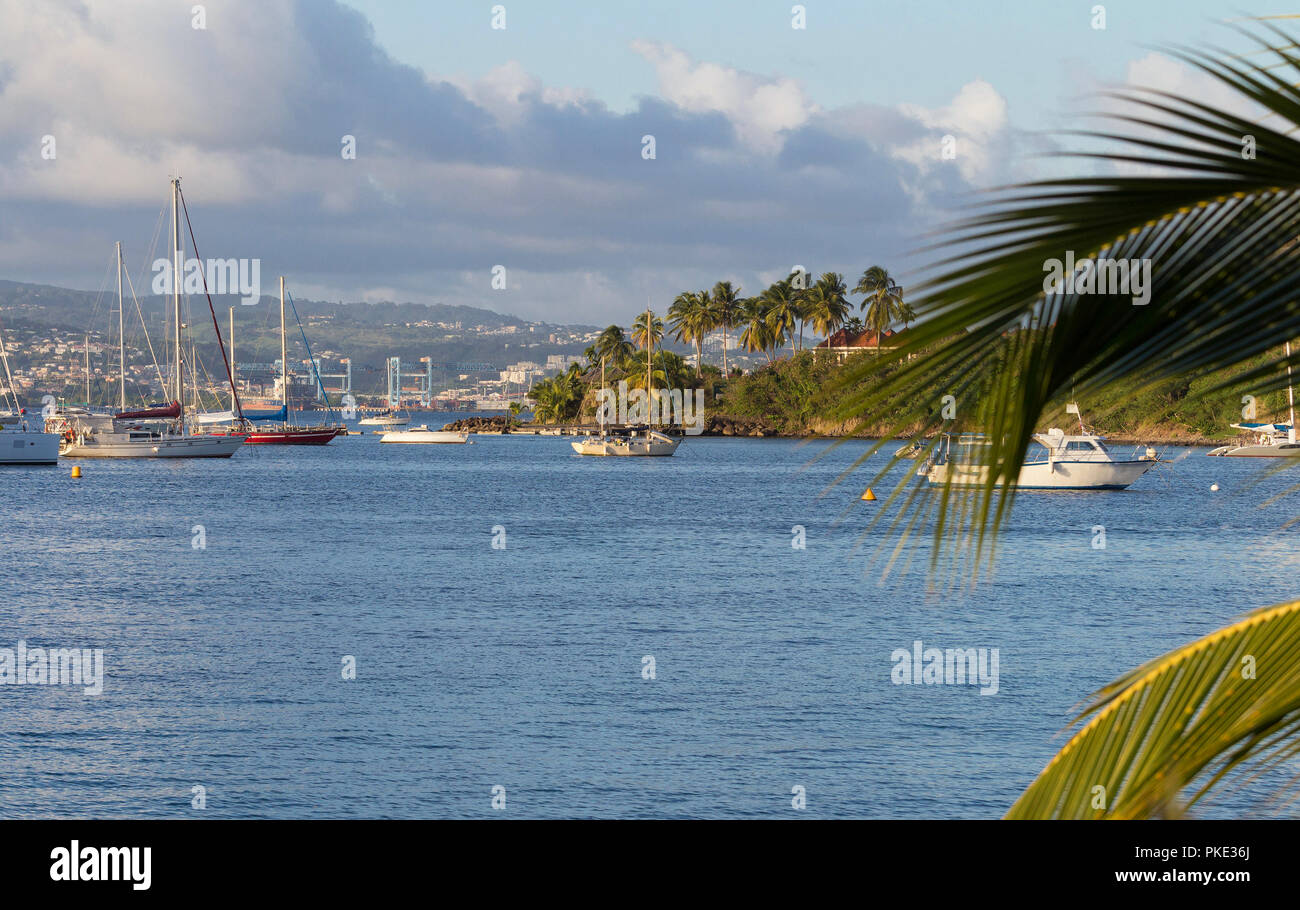 Bellissima baia e il porto di barche a vela e la pittoresca marina in Martinica, French West Indies. Foto Stock