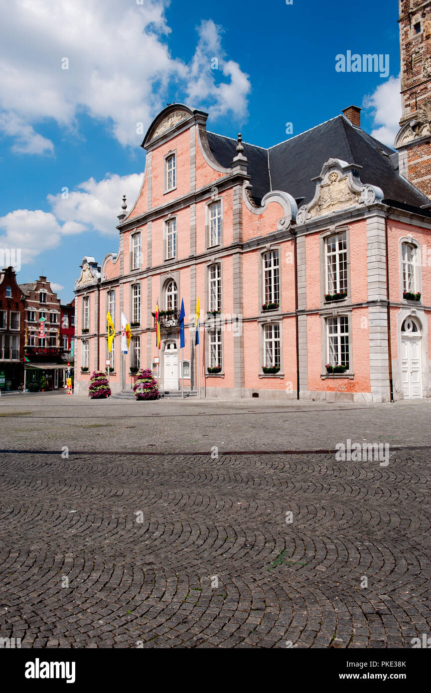 Il settecentesco Palazzo Comunale il Grote Markt la piazza centrale di Sint-Truiden (Belgio, 31/05/2014) Foto Stock