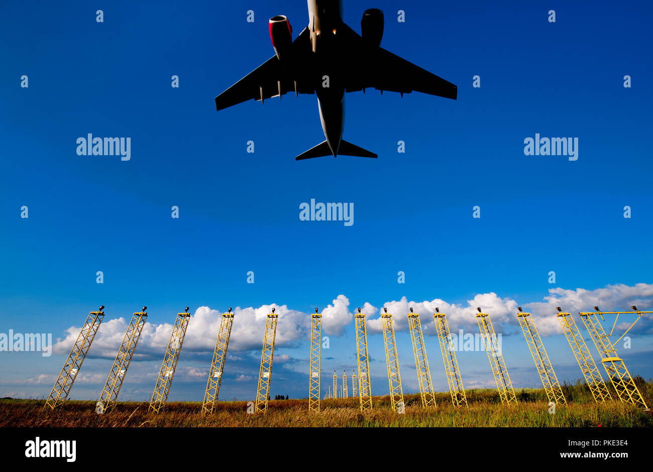 Aerei che atterrano all'aeroporto di Bruxelles sopra i campi in Steenokkerzeel (Belgio, 25/06/2013) Foto Stock