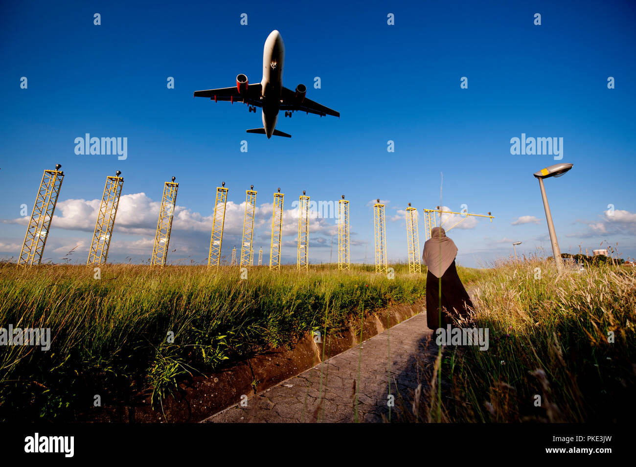 Aerei che atterrano all'aeroporto di Bruxelles sopra i campi in Steenokkerzeel (Belgio, 25/06/2013) Foto Stock