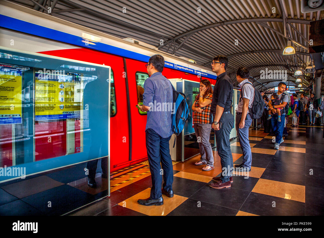 Pendolari attendere a bordo di un KL Rapida Trainsid treno monorotaia auto presso una stazione di Kuala Lumpur in Malesia. Foto Stock