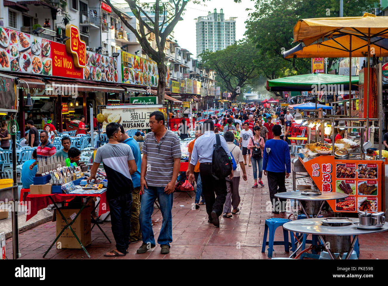 Gli amanti dello shopping, diners e turisti acquistare cibo e negozio di souvenir in Jalan Alor, Food Street, in Bukit Bintang, Kuala Lumpur, Malesia. Foto Stock