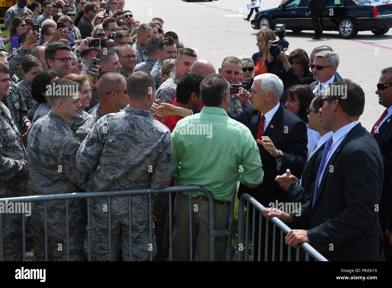 Vice Presidente degli Stati Uniti Michael Pence raggiunge fuori per agitare le mani con diversi aviatori Luglio 25, 2018 dopo l'arrivo a Grand Forks Air Force Base in North Dakota. Durante la sua visita, Pence era in grado di conoscere in anteprima alcuni dei Grand Forks AFB missioni, per includere nel mondo intelligence, sorveglianza e ricognizione utilizzando il RQ-4 Global Hawk. Foto Stock