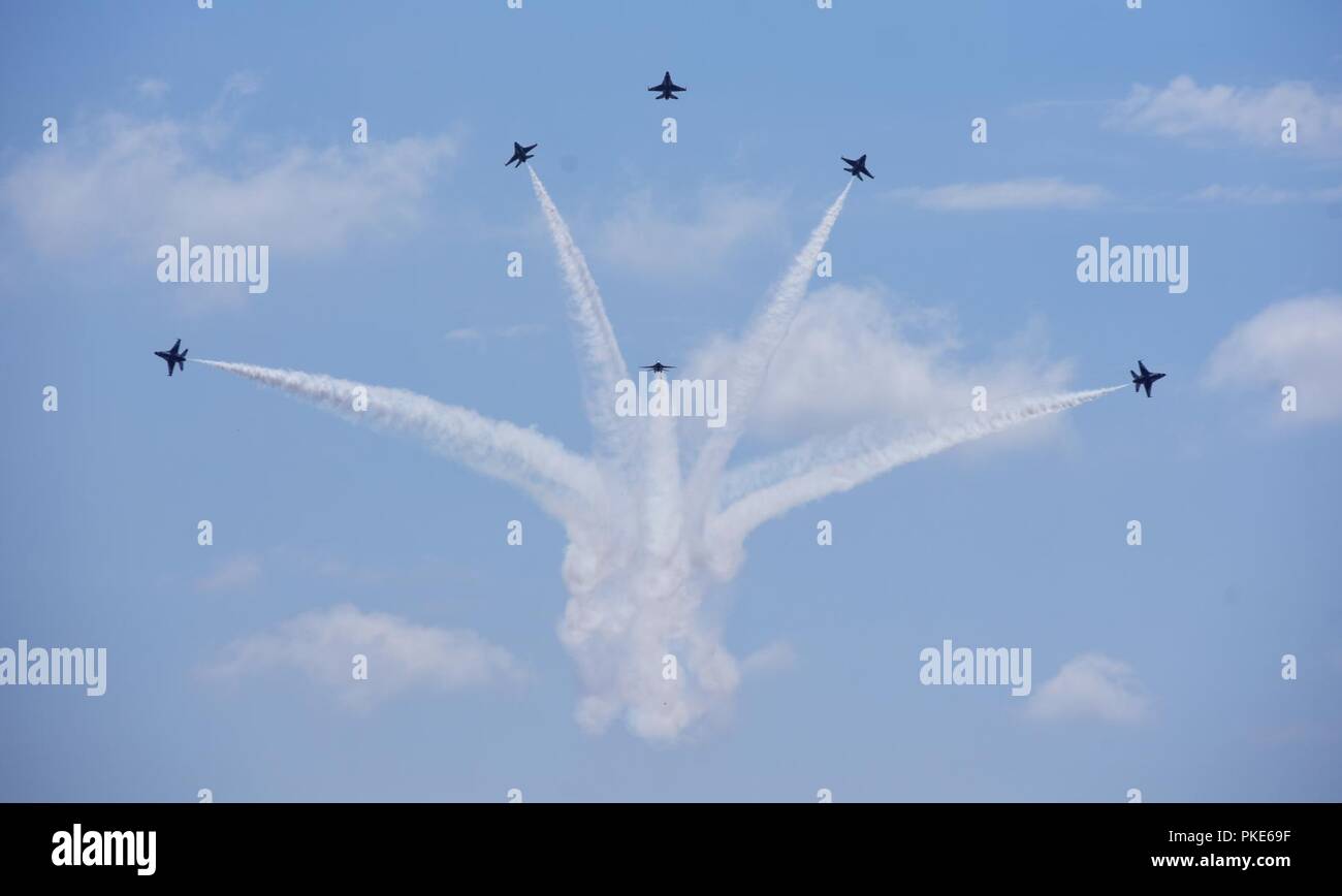 Stati Uniti Air Force Thunderbirds eseguire un delta burst durante la manovra di Cheyenne Frontier Days, luglio 25, 2018 in Cheyenne Wyo. I Thunderbirds sono un combattimento aereo unità di comando composta da otto piloti compresi sei piloti di dimostrazione, quattro funzionari di supporto, tre civili e più di 130 a tutto il personale arruolato eseguendo in 25 campi di carriera. L'Airshow di prevede la possibilità per la comunità locale e i visitatori di tutto il mondo di CFD per vedere gli Stati Uniti Air Force in azione oltre i cieli di Cheyenne. Foto Stock