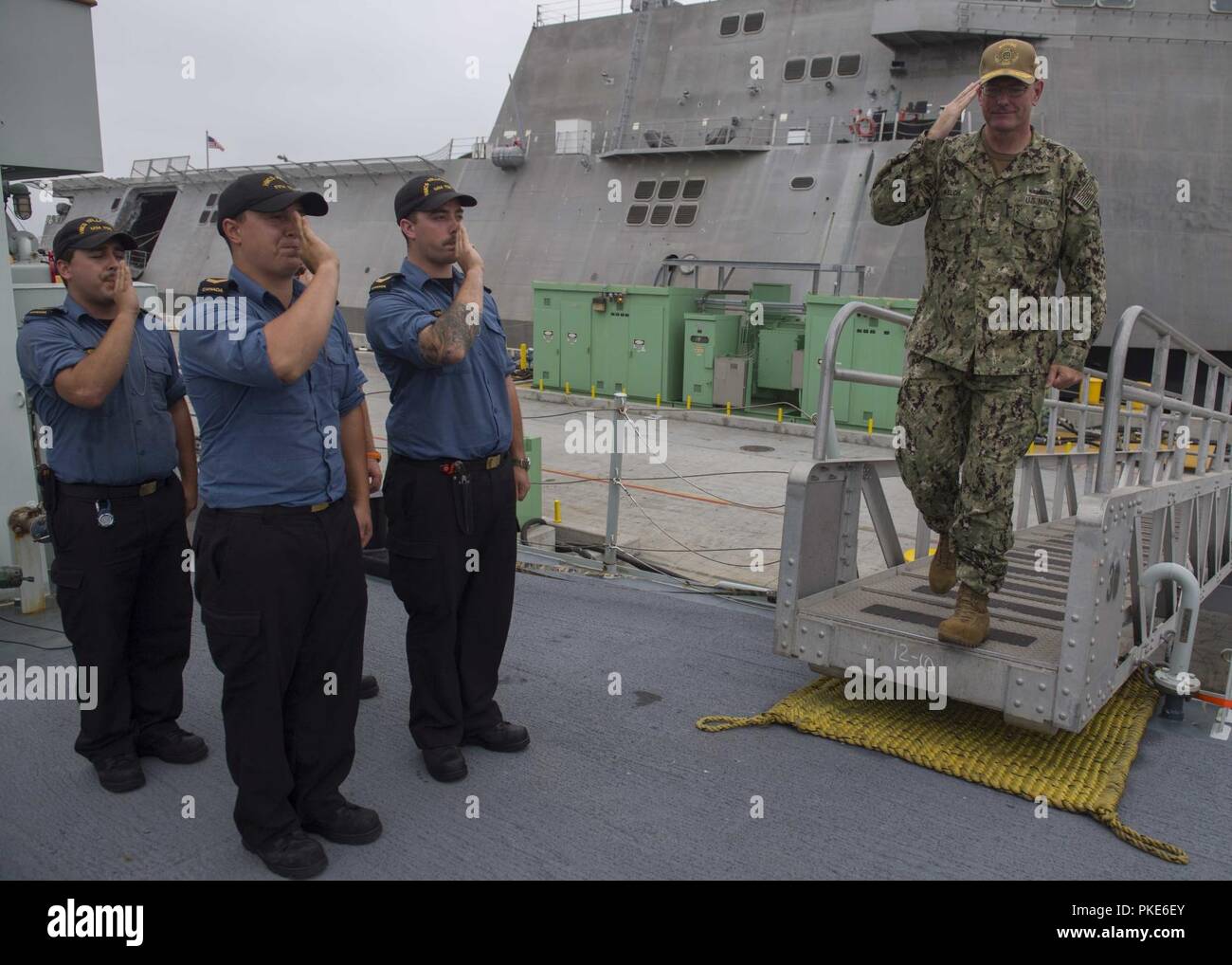 SAN DIEGO (26 luglio 2018) posteriori Adm. Dave Welch, commander, Task Force 177, Superficie navale e il mio combattimento Centro di sviluppo (SMWDC), viene inviato a bordo della Royal Navy canadese la difesa costiera nave HMCS Yellowknife (MM 706) durante il cerchio del Pacifico (RIMPAC) Esercizio, luglio 26. Venticinque nazioni, 46 navi, cinque sommergibili, circa 200 aerei e 25.000 personale partecipano RIMPAC dal 27 giugno al 2 agosto in e intorno alle Isole Hawaii e la California del Sud. Il più grande del mondo marittimo internazionale esercitazione RIMPAC offre una singolare opportunità di formazione promuovendo un Foto Stock