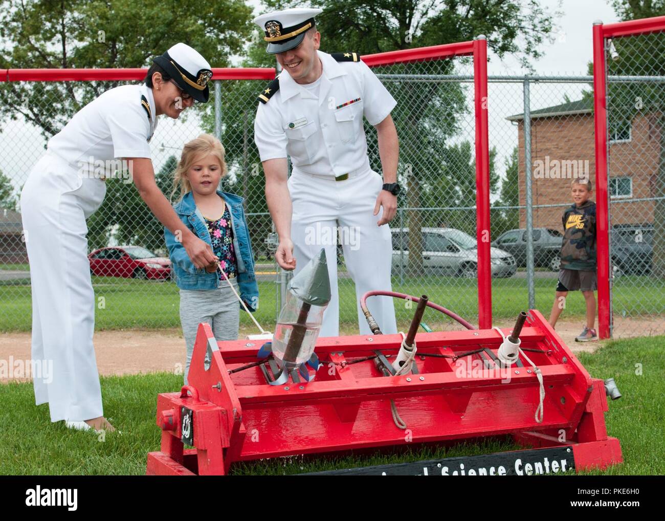 MOORHEAD, Minn. (26 luglio 2018) Lt. Monica Killoran e Alfiere Keaton Brenneman, assegnato alla Oceanografia Naval Operations Command, aiuto Cambrie Wickham, tirare la corda per il lancio di una bottiglia di acqua la scienza del razzo il progetto presso la Minnesota State University Moorhead's College per ragazzi e adolescenti Camp, durante la Fargo Navy settimana. La Marina Ufficio di comunicazione alla Comunità utilizza la Marina programma settimana per portare i marinai della marina militare, attrezzature e visualizza per circa 14 città americane ogni anno per una settimana di calendario di impegni di outreach progettato per gli americani per sperimentare di prima mano come gli Stati Uniti Marina è il Foto Stock