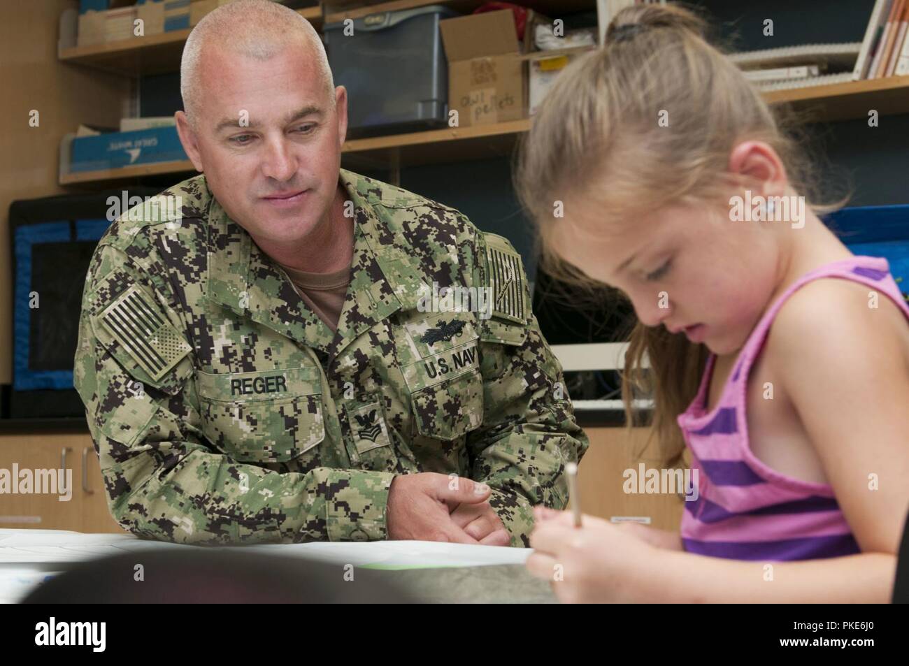 MOORHEAD, Minn. (26 luglio 2018) Operatore di attrezzature di prima classe e Chris Reger, dal Navy Centro Supporto Operativo di Fargo, volontari per assistere gli studenti con i loro progetti di arte presso la Minnesota State University Moorhead's College per ragazzi e adolescenti Camp, durante la Fargo Navy settimana. La Marina Ufficio di comunicazione alla Comunità utilizza la Marina programma settimana per portare i marinai della marina militare, attrezzature e visualizza per circa 14 città americane ogni anno per una settimana di calendario di impegni di outreach progettato per gli americani per sperimentare di prima mano come gli Stati Uniti Marina è la Marina Militare la nazione ha bisogno. Foto Stock