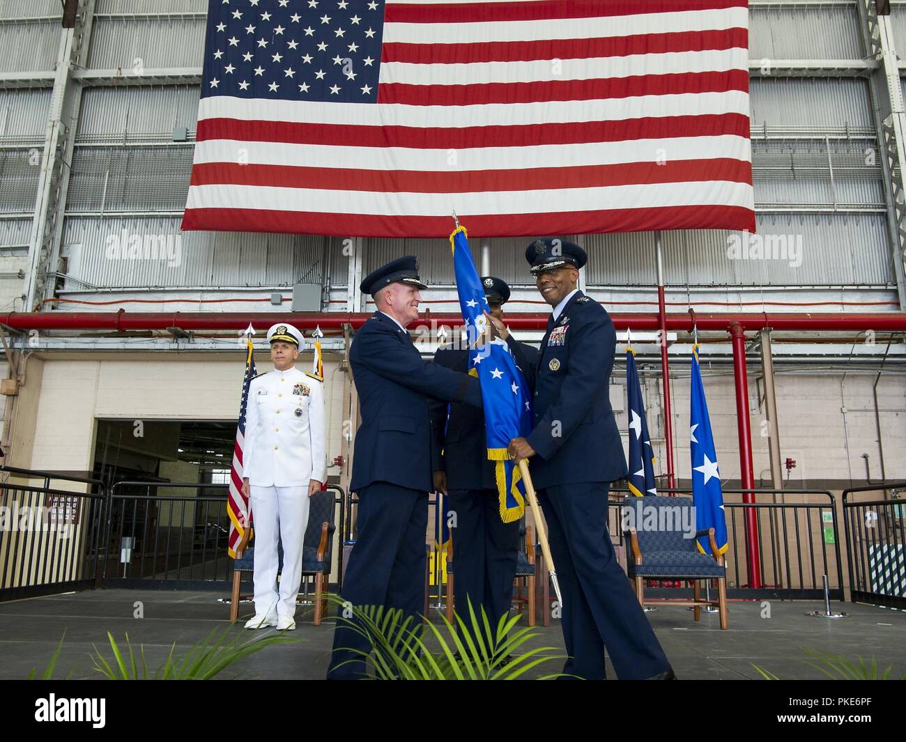 Air Force Vice Capo di Stato Maggiore gen. Stephen W. Wilson passa il guideon della Pacific Air forze (PACAF) a gen. come può esserlo l' Brown, Jr. dimostrando la sua assunzione di comando durante il PACAF assunzione del comando cerimonia alla base comune Harbor-Hickam perla, Hawaii, luglio 26, 2018. Wilson e ADM. Philip S. Davidson, U.S. Comando Indo-pacifico commander, ha presieduto la cerimonia in cui Brown ha assunto il comando di PACAF. Brown ora conduce U.S. Indo-pacifico il comando del componente di aria, offrendo airpower in 53 percento del globo. Foto Stock