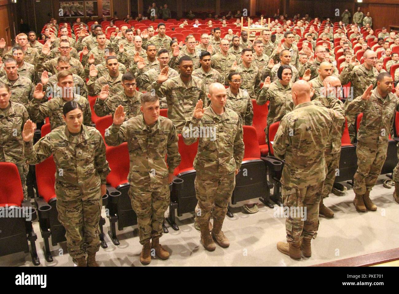 Il decimo esercito aria e la difesa missilistica comando, il comando Sgt. Il Mag. Gary Plotnick, emette il sottufficiale carica prima della conclusione di un prepolimero NCO cerimonia di induzione sulla caserma di Smith, Germania Luglio 27. Per queste comunità difensori, induzione nel corpo è una pietra miliare di ogni noncommissioned degli ufficiali di carriera. La cerimonia, immersa nella storia e nella tradizione, vetrine di orgoglio e di aspettative che vengono con indossando le strisce. Foto Stock