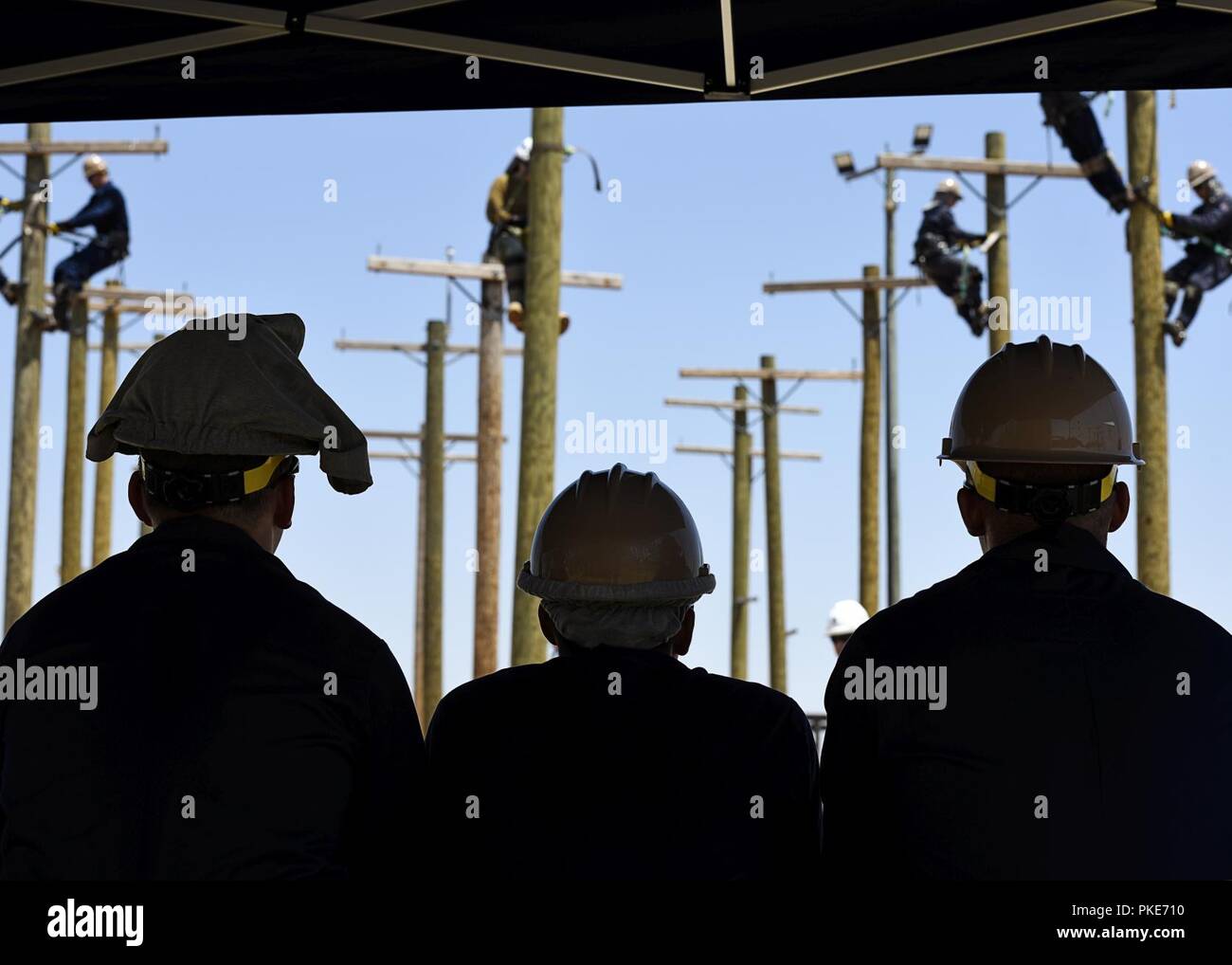 366 Squadrone di Formazione Il Centro per la Seabees e strutture di ingegneria sito di apprendimento marina di distacco distacco constructionman reclute guardare i loro compagni di classe come essi attendere il loro turno per salire a Sheppard Air Force Base in Texas, Luglio 25th, 2018. Appena il giorno prima di questo, le reclute sono state la firma di documenti e inprocessing, ma ora, al giorno due, essi sono gettati direttamente nella formazione in quanto essi hanno a salire per tutta la giornata per acquisire familiarità con la loro marcia. Foto Stock