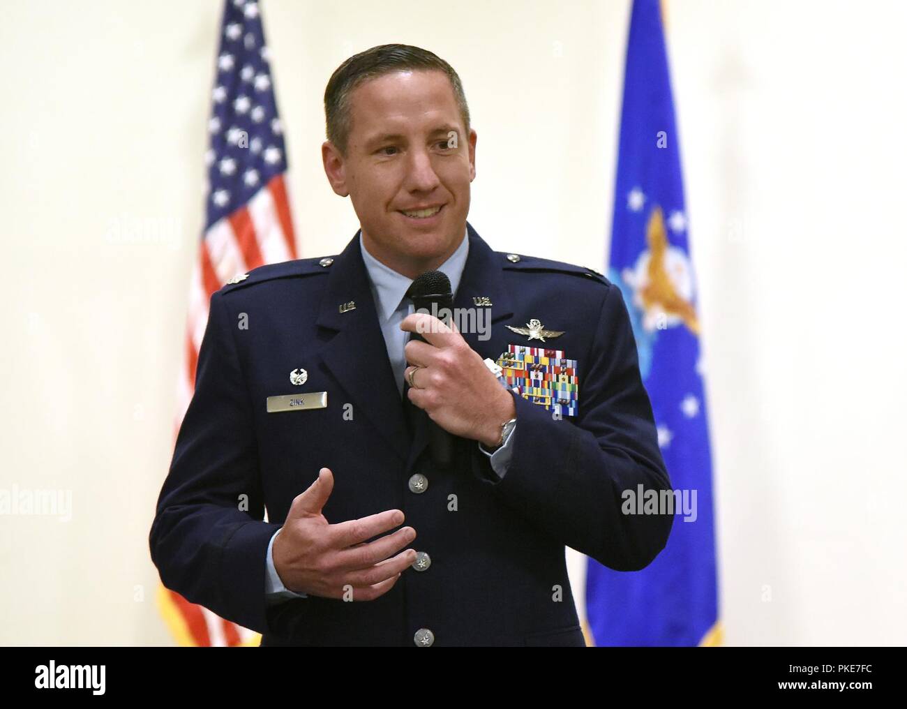 Stati Uniti Air Force Lt. Col. Michael Zink, in uscita 338Training Squadron commander, offre commento durante la 338TRS modifica del comando cerimonia nella Roberts ha consolidato la manutenzione di aeromobili struttura presso Keesler Air Force Base, Mississippi, luglio 26, 2018. Il passaggio del guidon è un simbolo di cerimoniale di scambiare il comando da un comandante di un'altra. Foto Stock