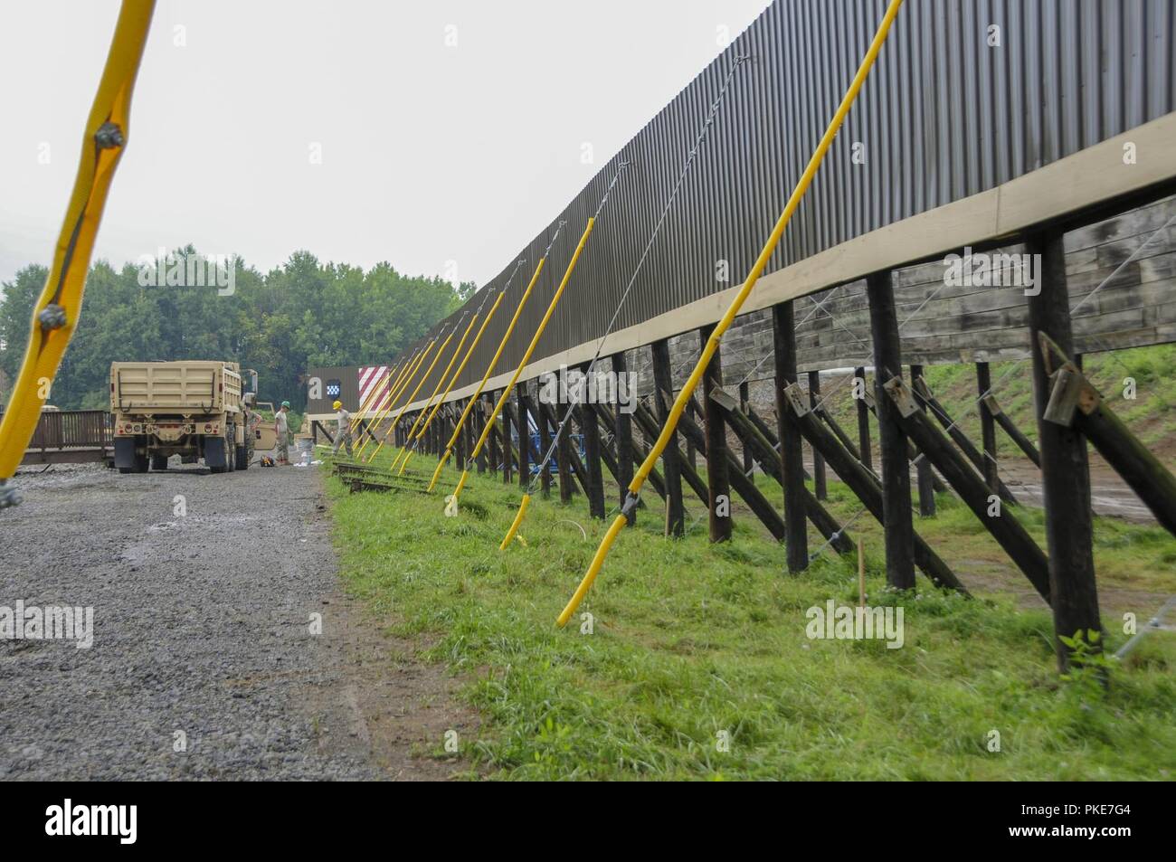 Ingegneri dell'esercito riserva 377 Engineer Company, il ripristino di un 25 metri di gamma in Keystone Local Area Formazione, situato nel lago Conneaut, Pennsylvania, luglio 25. Il Keystone Local Area formazione copre oltre 60 Acer di terreno con varie aree di formazione per gli enti locali dei riservisti, Guardia Nazionale di soldati e alcuni enti locali del dipartimento di polizia di funzionari. Foto Stock